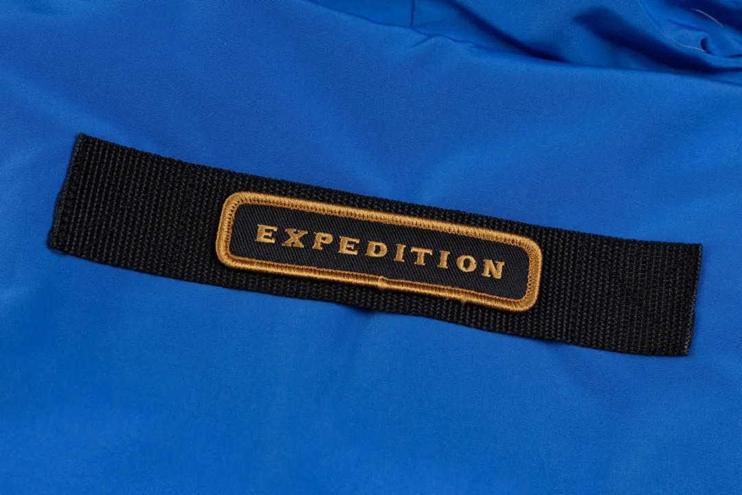P820 (Top wolf fur version delivery handbag) Canada Goose Canada Goose #Expedition expedition parka classic down jacket ➖ Imported 21-count polyester-cotton blended original fabric [last year’s 16-count/18-count hard fabrics have been completely eliminated, this year all use 21-count genuine synchronous fabrics, the soft mid-band feels delicate and textured], genuine synchronous Feather-Light 10D waterproof coated fabric, made of 84.5% polyester fiber and 15.5% cotton, 100% the best feel in the entire network! ➖ The genuine official website uses the national standard 80 white duck down, and will never be misled by false claims such as 90 down or goose down! ➖ Using the best nylon lining with double double-layer sealing design, velvet-proof No. 7 needle + grid-filled down ready-made garments, there is 100% no so-called velvet running! ➖ The cuffs are designed with thickened seamless threads, and the collar and pockets are lined with top-quality polar fleece to keep you warm and comfortable! ➖ Yoshida YKK provides original custom-made electroplated sliders. YKK two-way lockable zippers are tight and smooth and will not peel off paint! ➖ 3M composite guarantees that the Velcro is the same as the original, durable, and all accessories and hardware are custom-made! ➖ Imported BEHRINGER embroidery machine to customize the 10,000-needle embroidery logo, 98% of which can be reproduced to restore the original logo. You can check and compare on the official website! ➖ The fur collars are all made of large pieces of Western Canadian blue wolf hide, ensuring that each fur collar is 13-15cm wide!